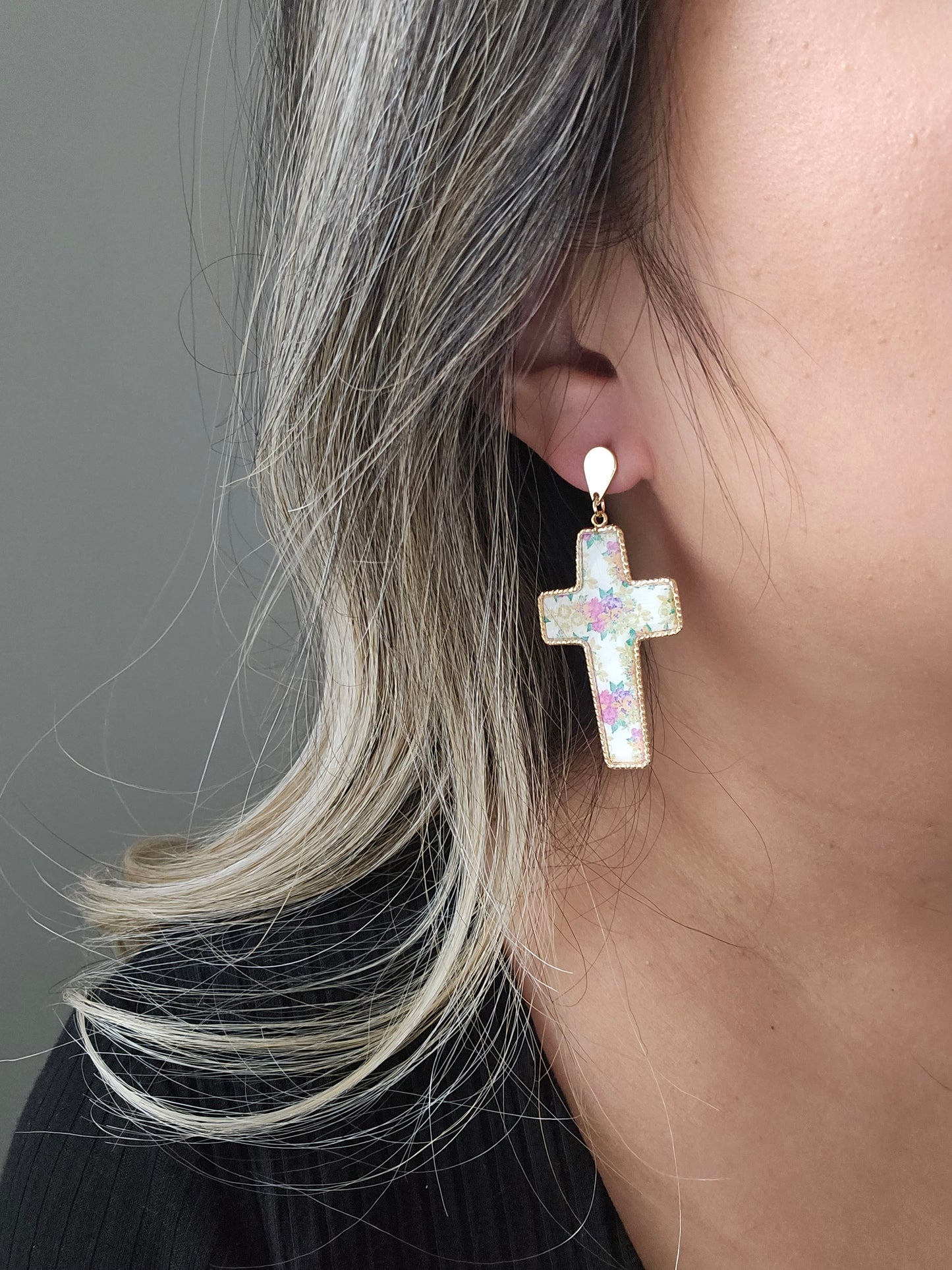 Vintage Lis Loos Cross Dangle