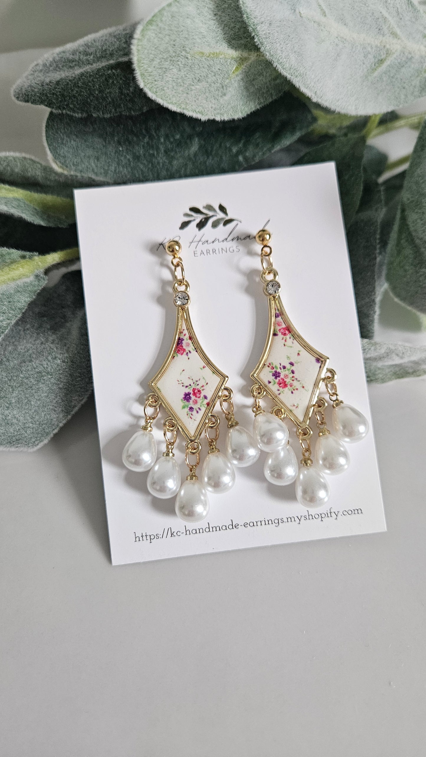 Flower Lis Loos Statement with Shiny Pearls