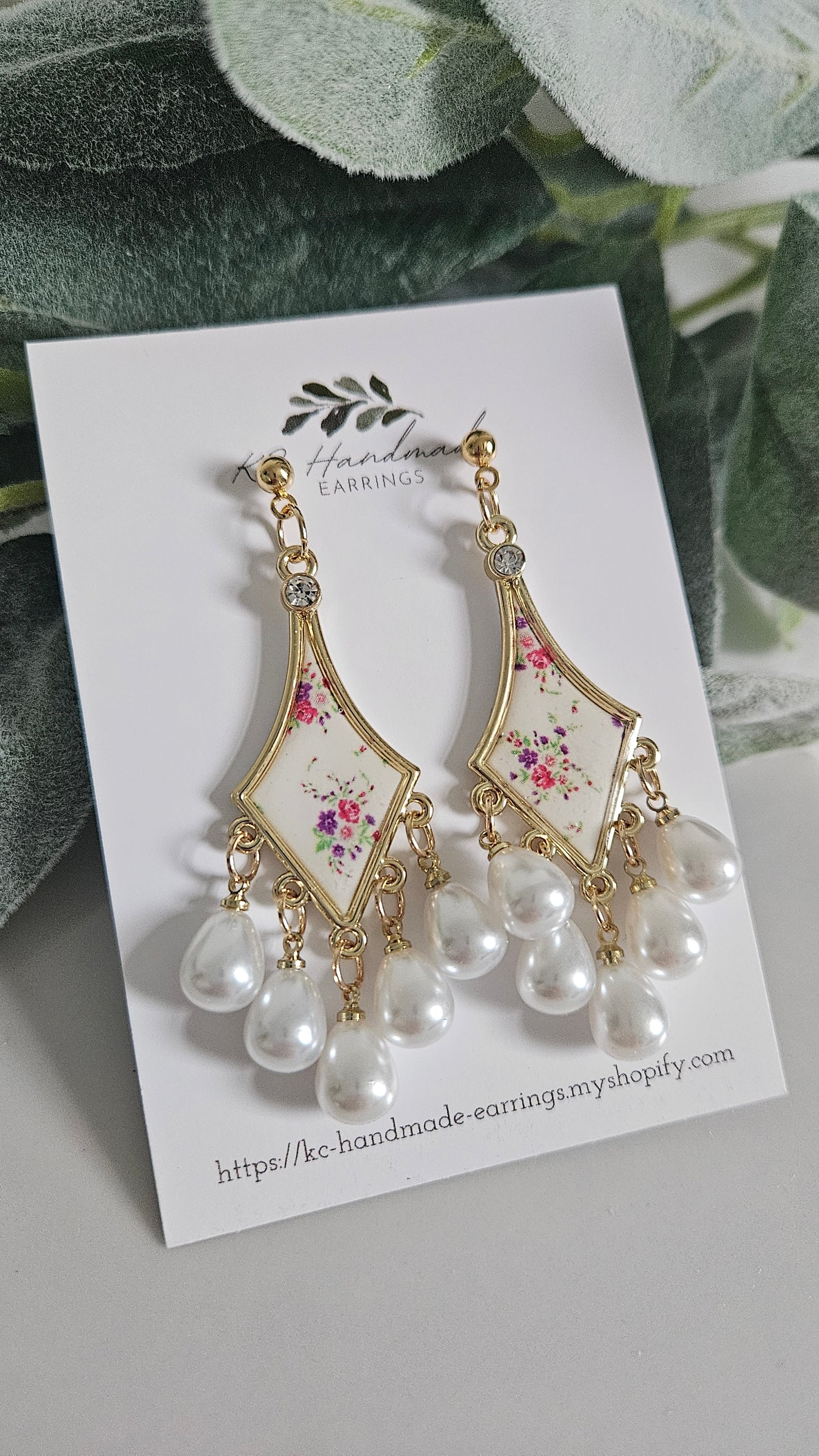 Flower Lis Loos Statement with Shiny Pearls